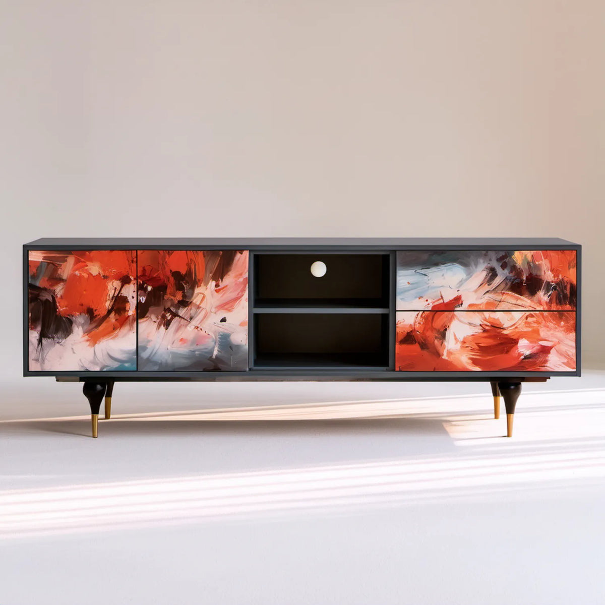Czarna szafka RTV 180 x 40 x 60 cm z abstrakcyjnym nadrukiem i złotymi nóżkami